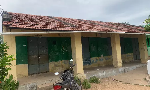 பழுதடைந்த கட்டிடம் பழுதடைந்த கட்டிடம்