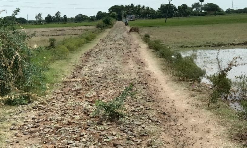 குண்டும், குழியுமான சாலை