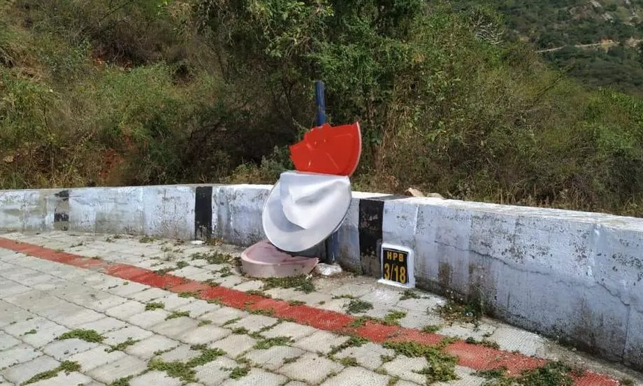 மலைப்பாதை குவிலென்சு சேதம்