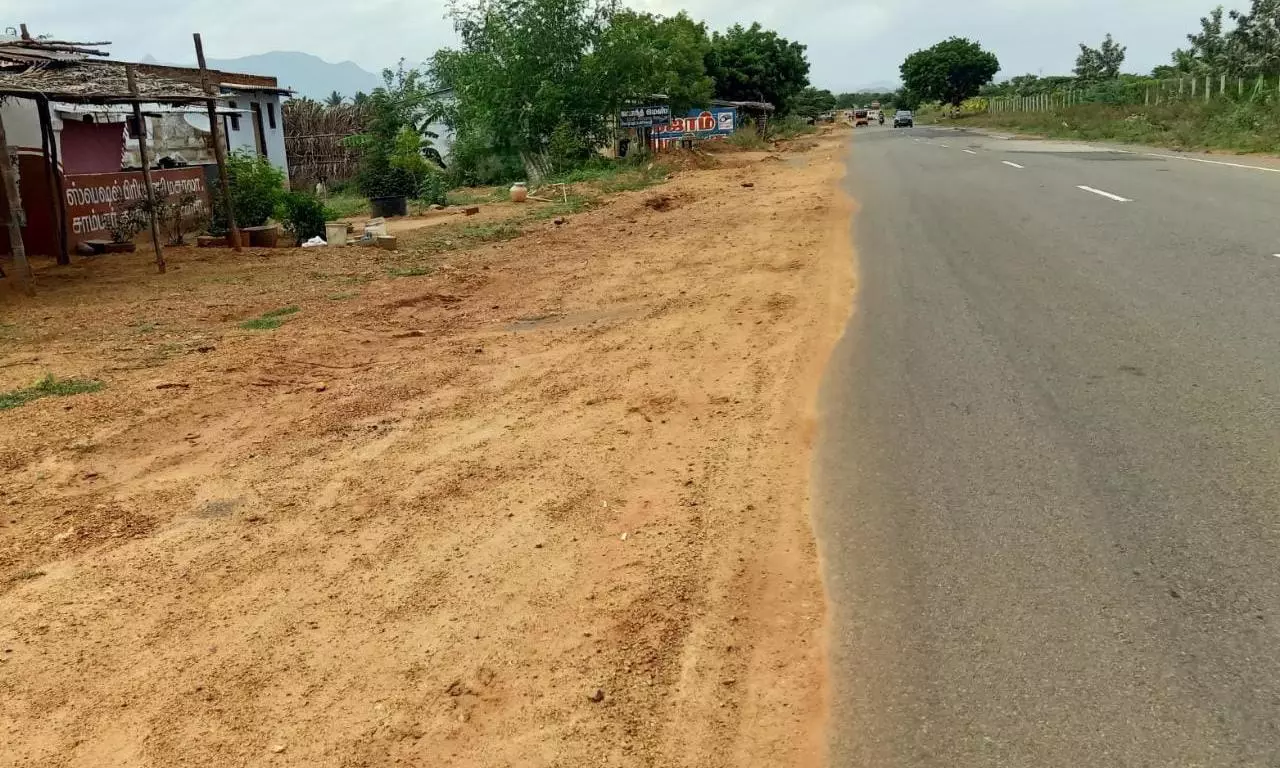 சாலையில் குவிந்த மண்