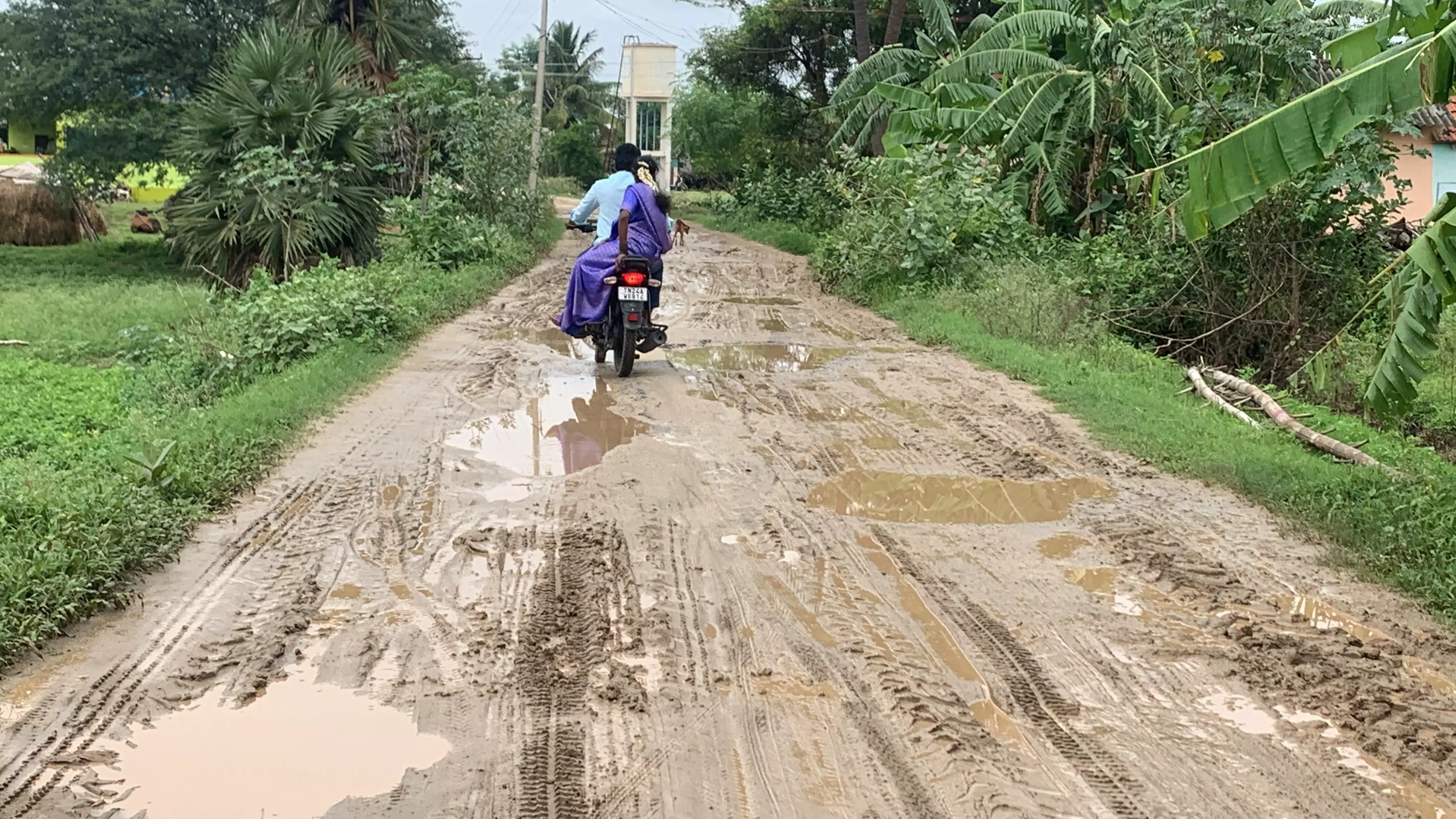 சேறும், சகதியுமாக மாறிய சாலை