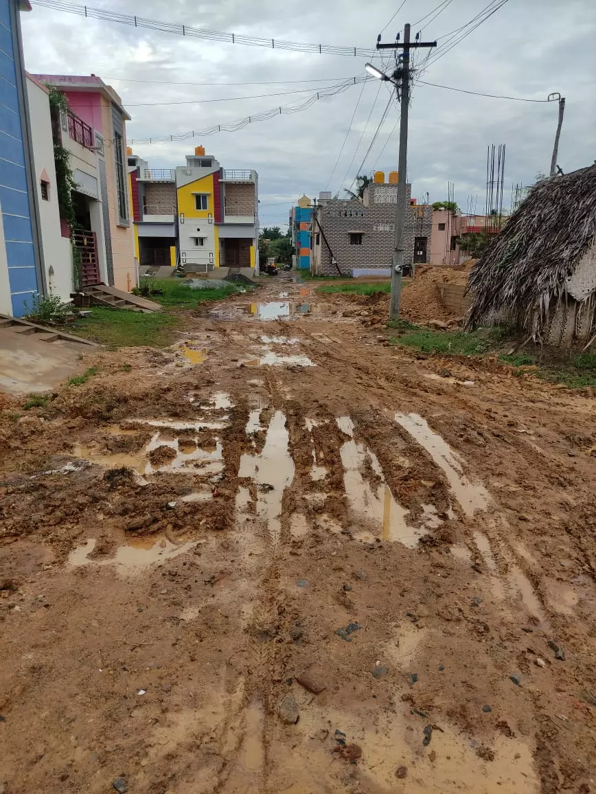 சீரமைக்கப்படாத சாலை சீரமைக்கப்படாத சாலை