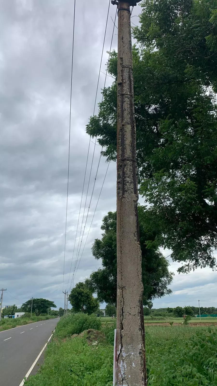 சேதமடைந்த மின்கம்பம் சேதமடைந்த மின்கம்பம்