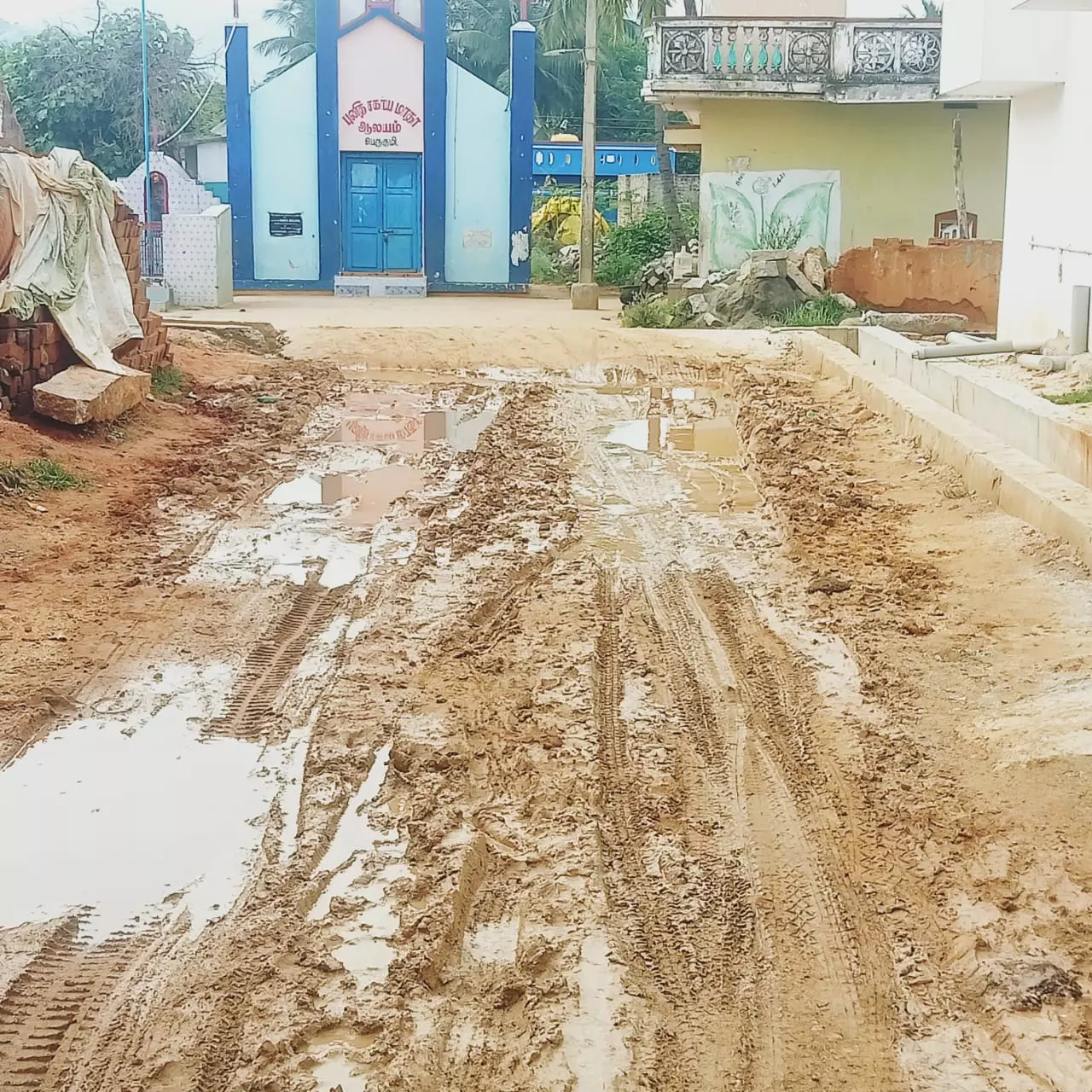 சீரமைக்கப்பட்டாத சாலை