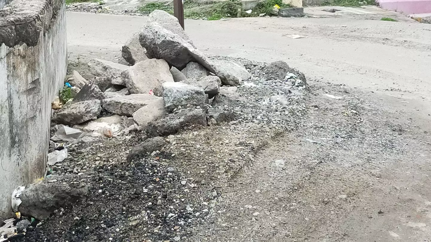 கல் குவியலை அகற்ற வேண்டும்