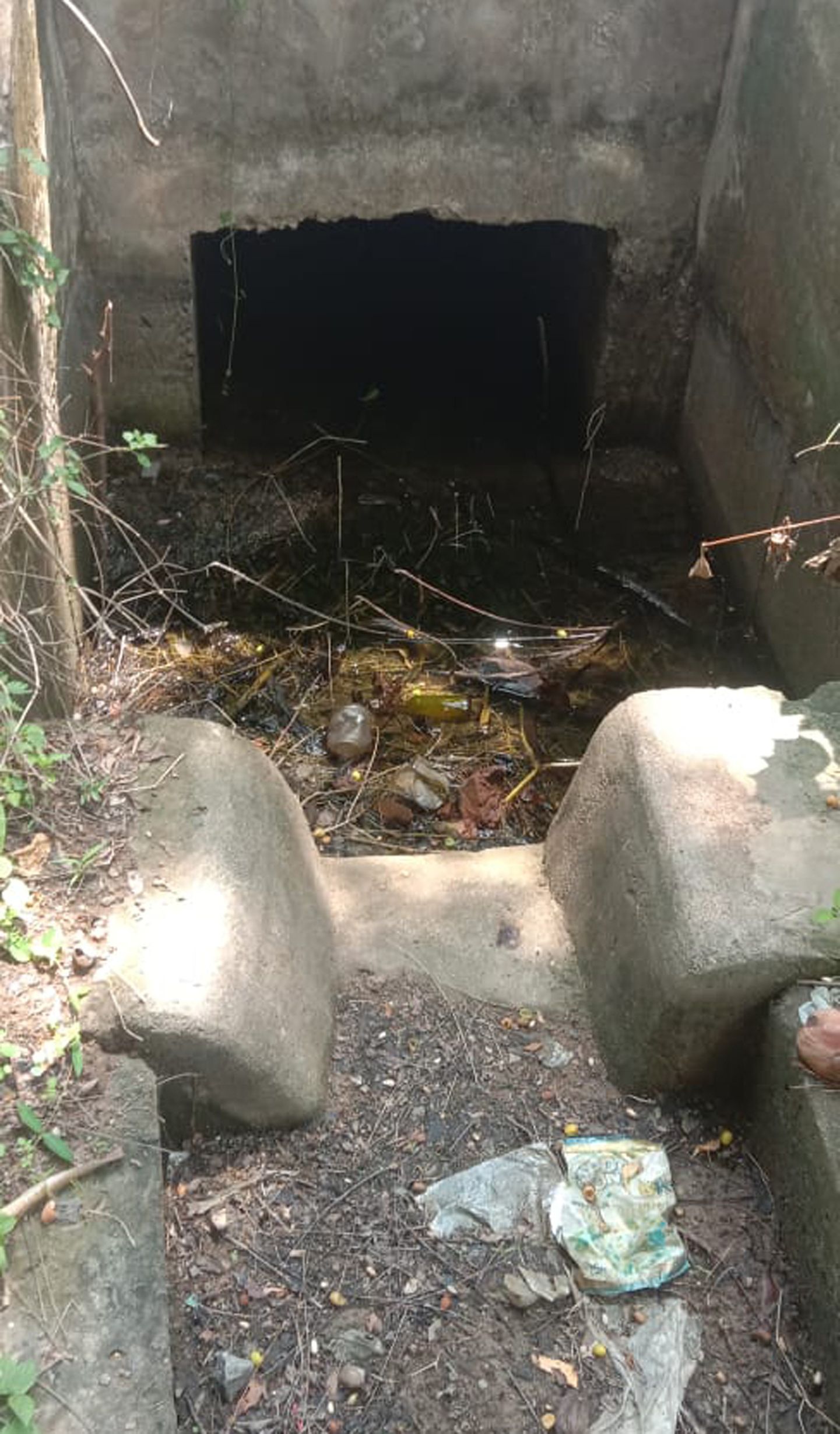 ஏரி மதகு ஆக்கிரமிப்பு ஏரி மதகு ஆக்கிரமிப்பு