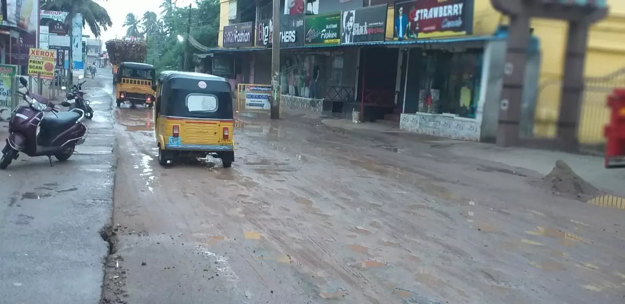 சாலையின் அவல நிலை சாலையின் அவல நிலை