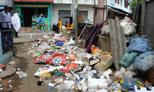 தேங்கி கிடக்கும் குப்பைகள்