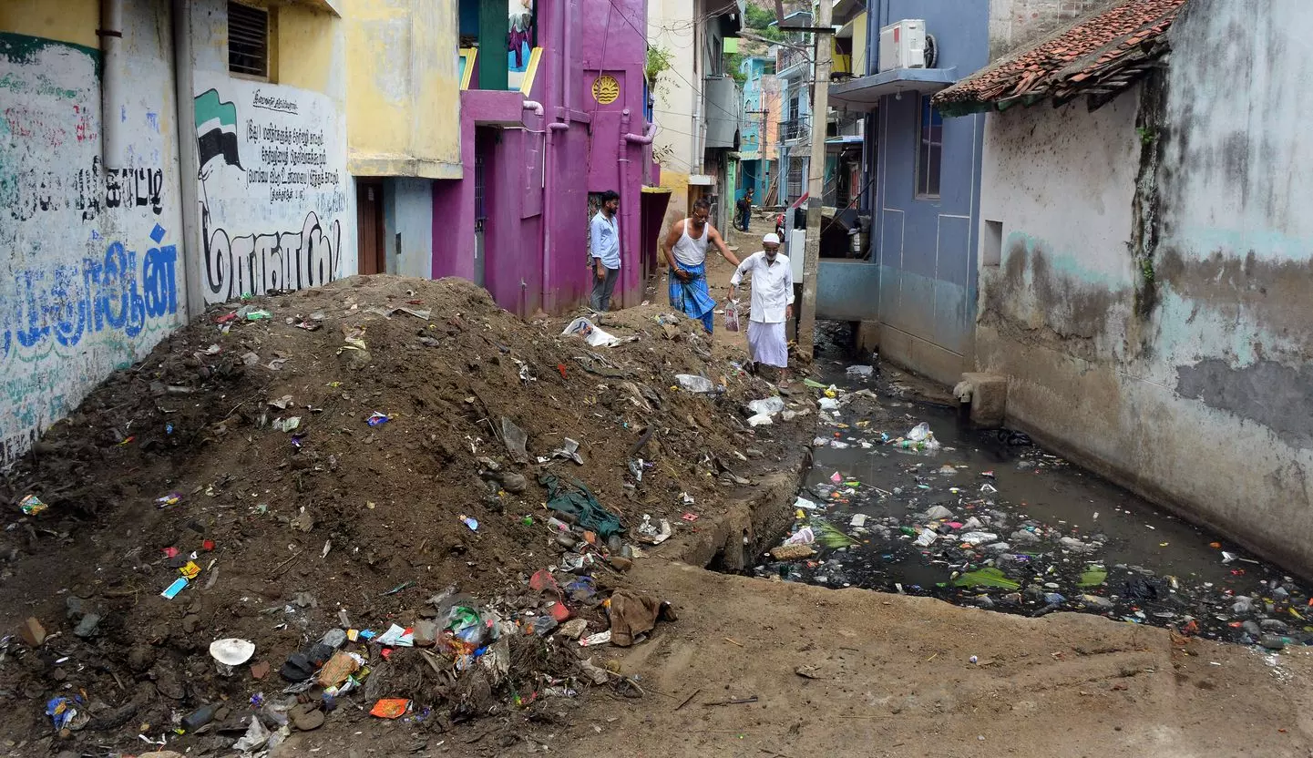 கழிவுமண்ணை அகற்றுவார்களா?