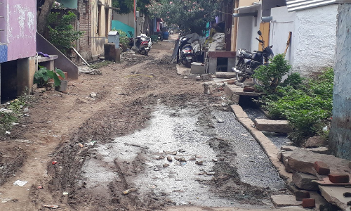 தெருவில் தேங்கும் கழிவுநீர்