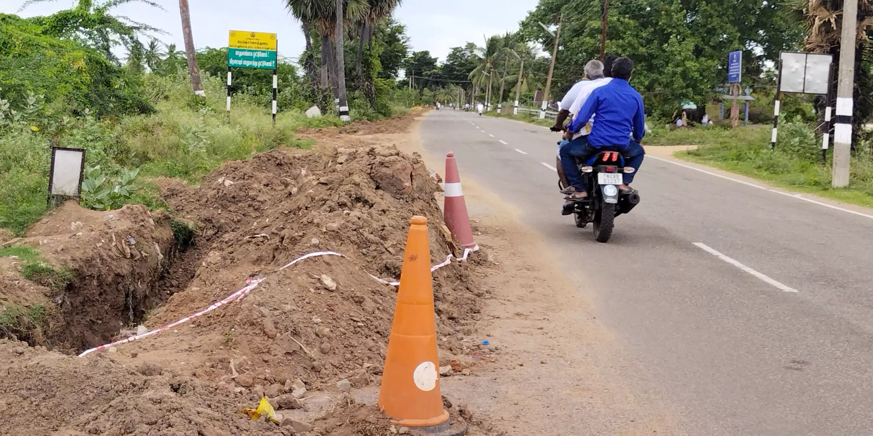 சாலையோர குழியால் ஆபத்து சாலையோர குழியால் ஆபத்து