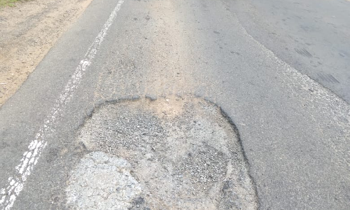 குண்டும், குழியுமான சாலை