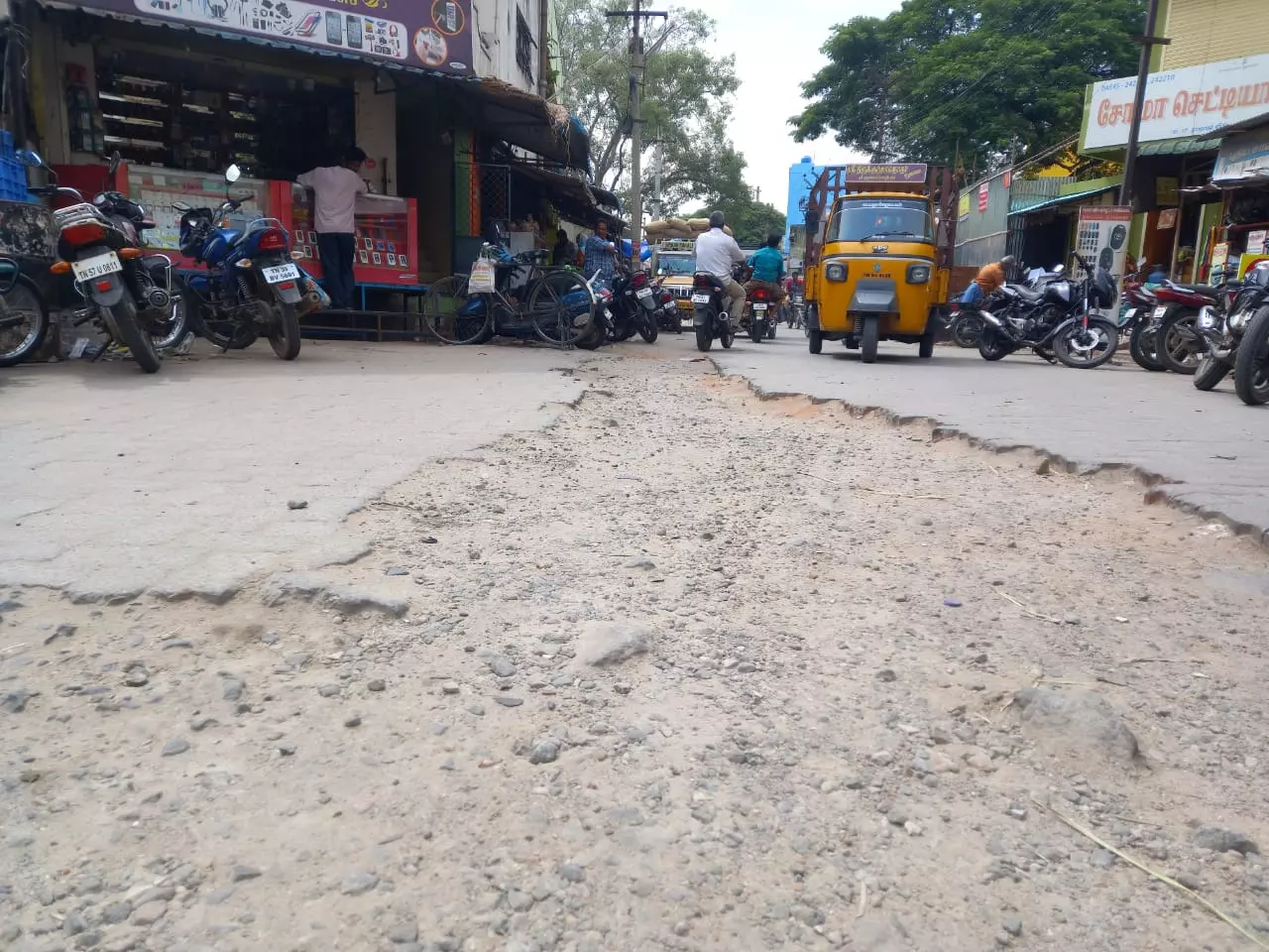 சேதமடைந்த சாலை