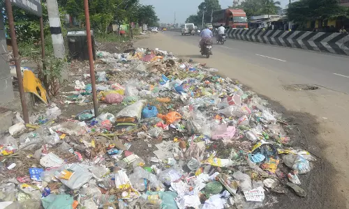 குப்பைகளால் துர்நாற்றம் குப்பைகளால் துர்நாற்றம்