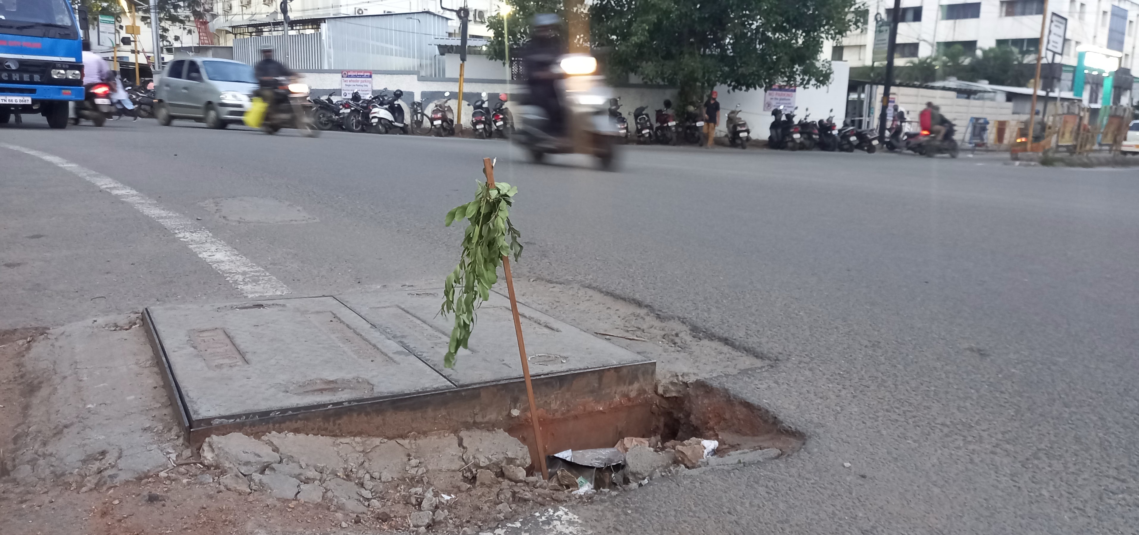 திறந்து கிடக்கும் பாதாள சாக்கடை