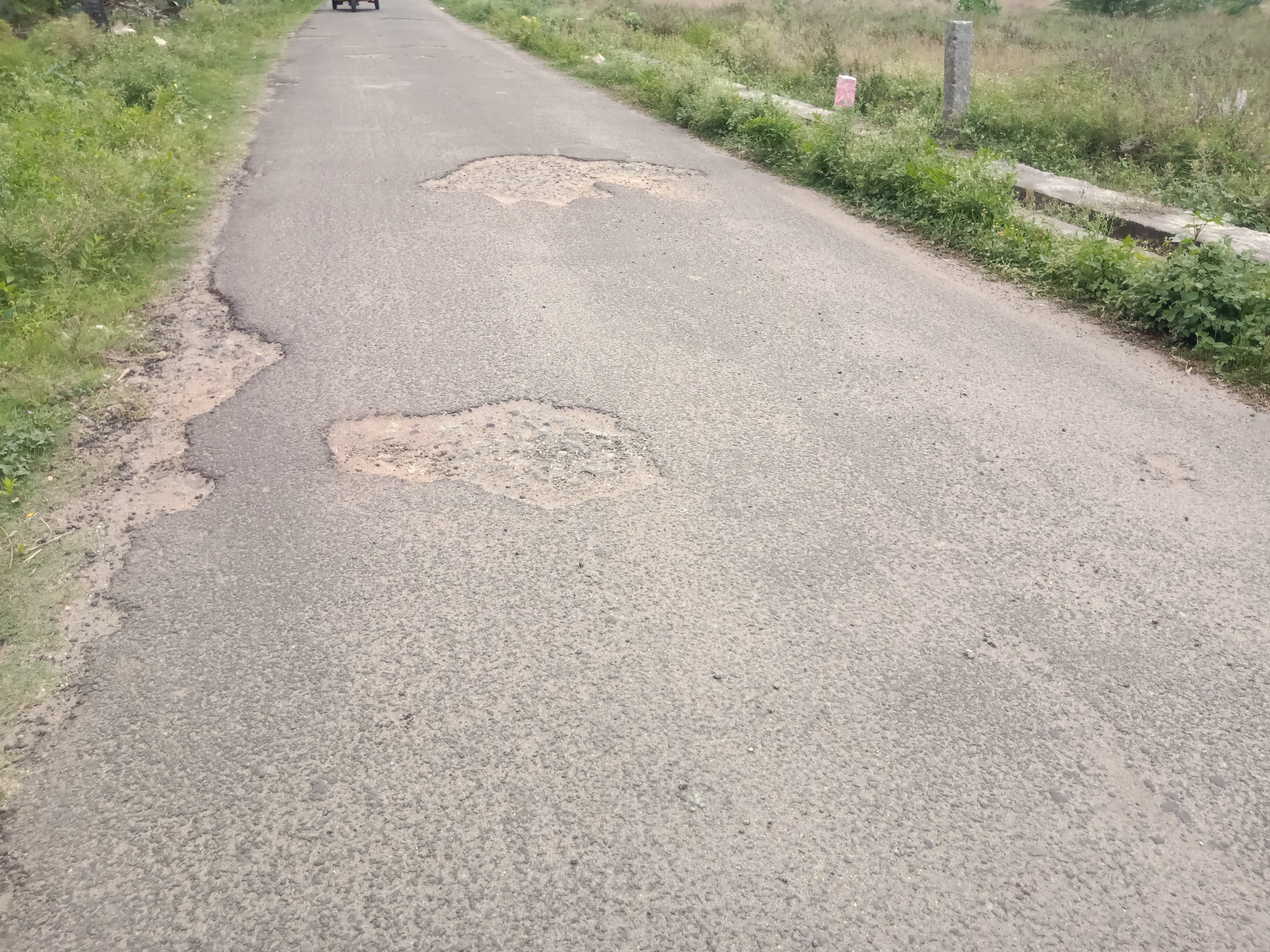 குண்டும், குழியுமான சாலை குண்டும், குழியுமான சாலை