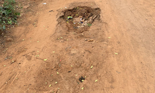 சாலையில் மூடப்படாத பள்ளங்கள்