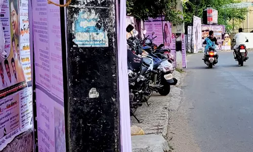 விளம்பர பதாகைகள் அகற்றப்படுமா?