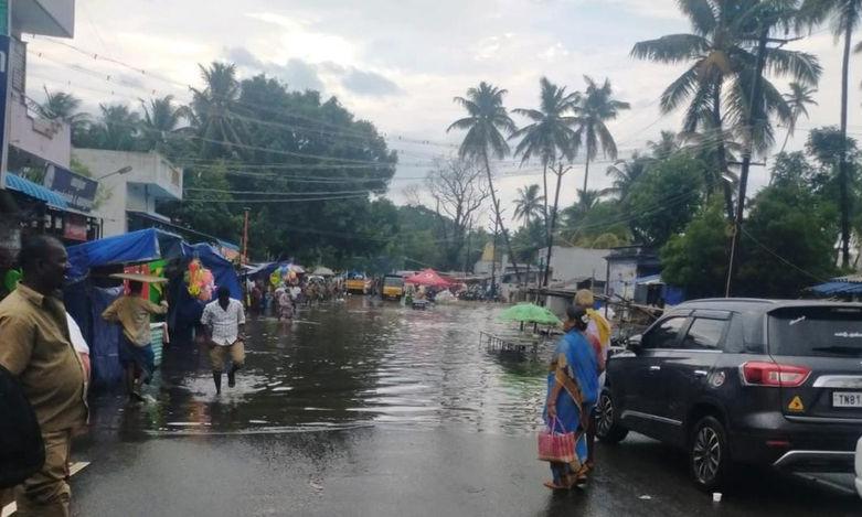 சாலையில் தேங்கும் மழைநீர்