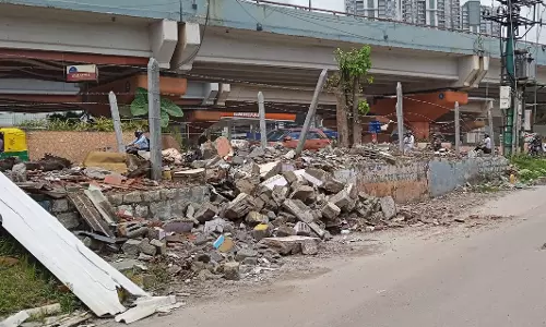 சாலையோரம் கிடக்கும் கற்குவியல்