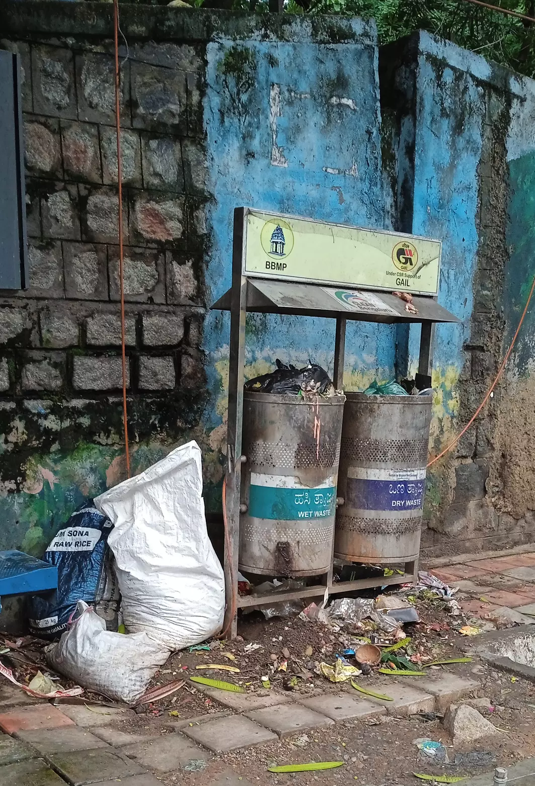 நிரம்பி வழியும் குப்பை தொட்டிகள்