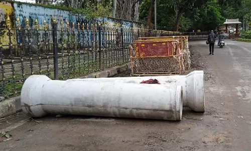 ராட்சத குழாய்களால் வாகன ஓட்டிகள் அவதி