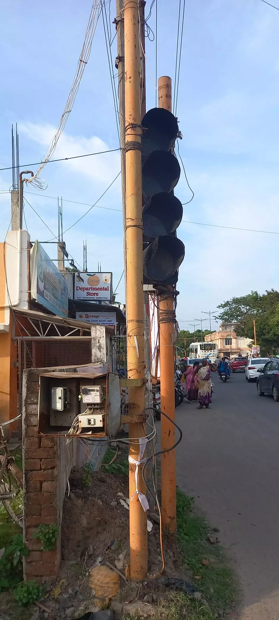 பழுதான போக்குவரத்து சிக்னல் பழுதான போக்குவரத்து சிக்னல்