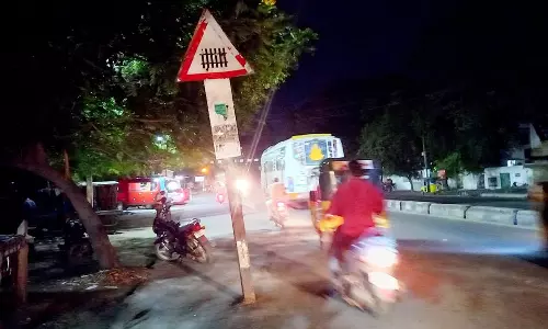 ஆபத்தான எச்சரிக்கை பலகை ஆபத்தான எச்சரிக்கை பலகை