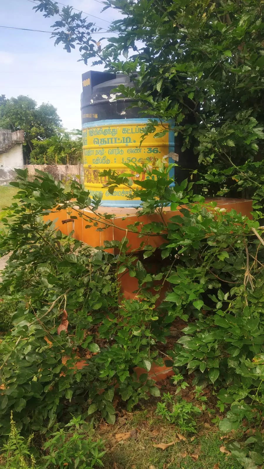 காட்சிப்பொருளான குடிநீர் தொட்டி