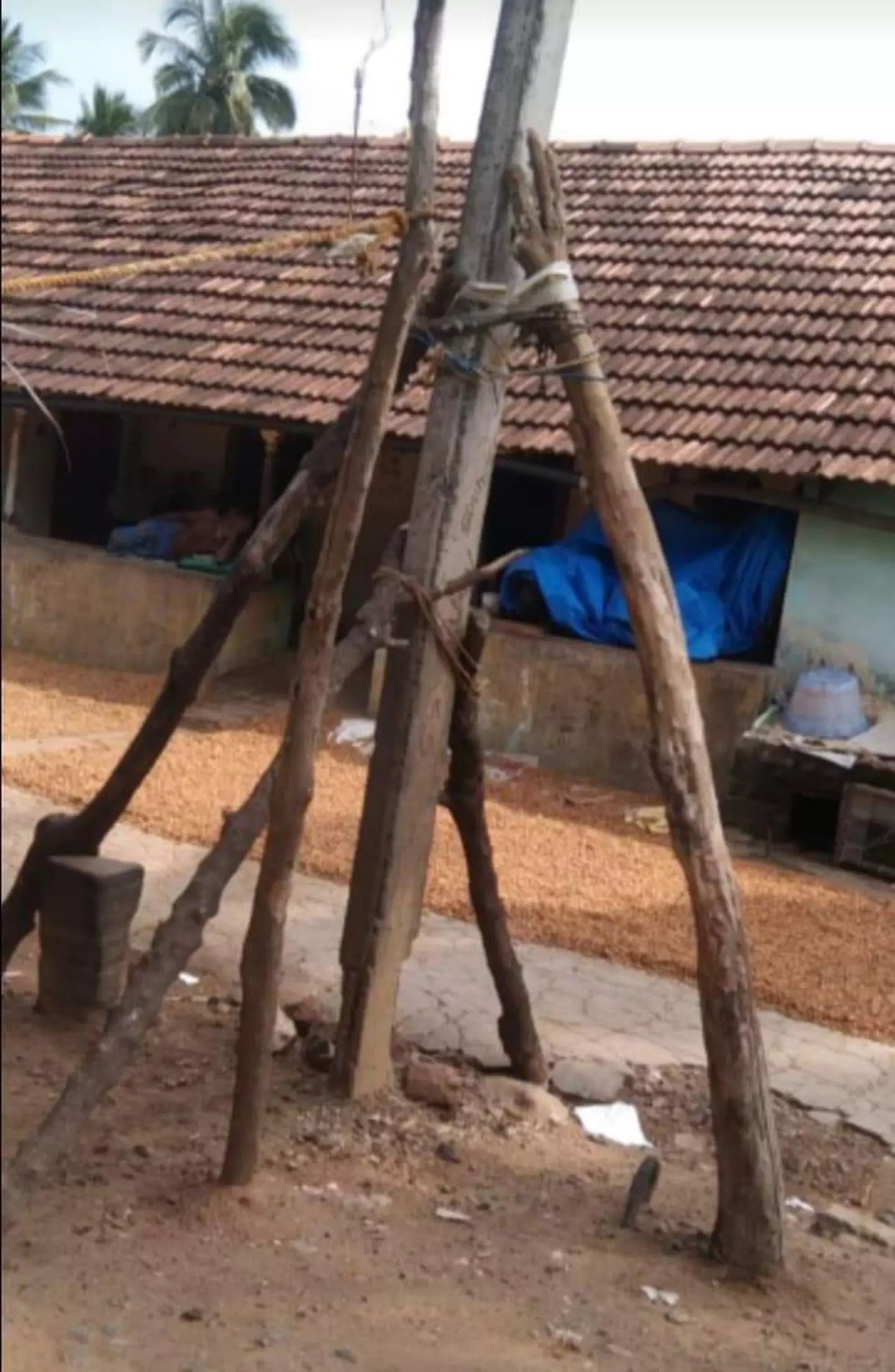 ஆபத்தான மின்கம்பம் ஆபத்தான மின்கம்பம்