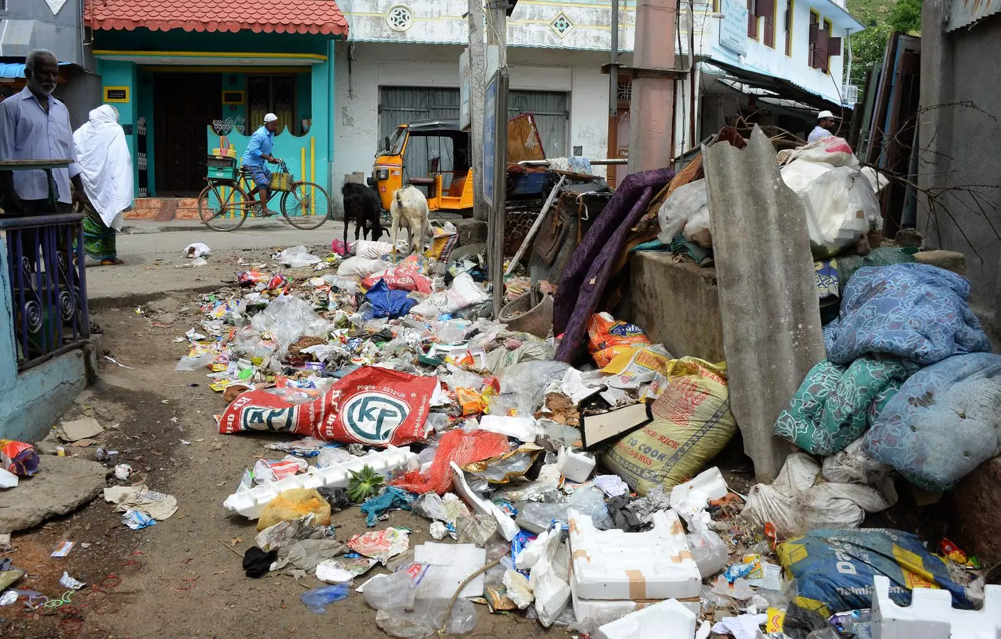 தேங்கி கிடக்கும் குப்பைகள்