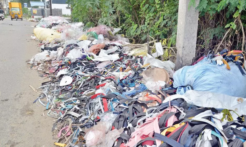 ரோட்டில் தேங்கும் குப்பை