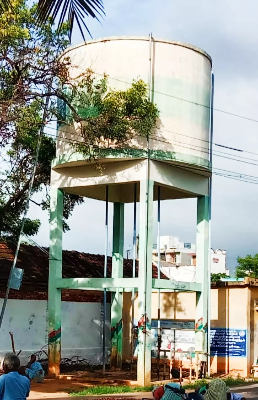 சிதிலமடைந்த நீர்த்தேக்க தொட்டி