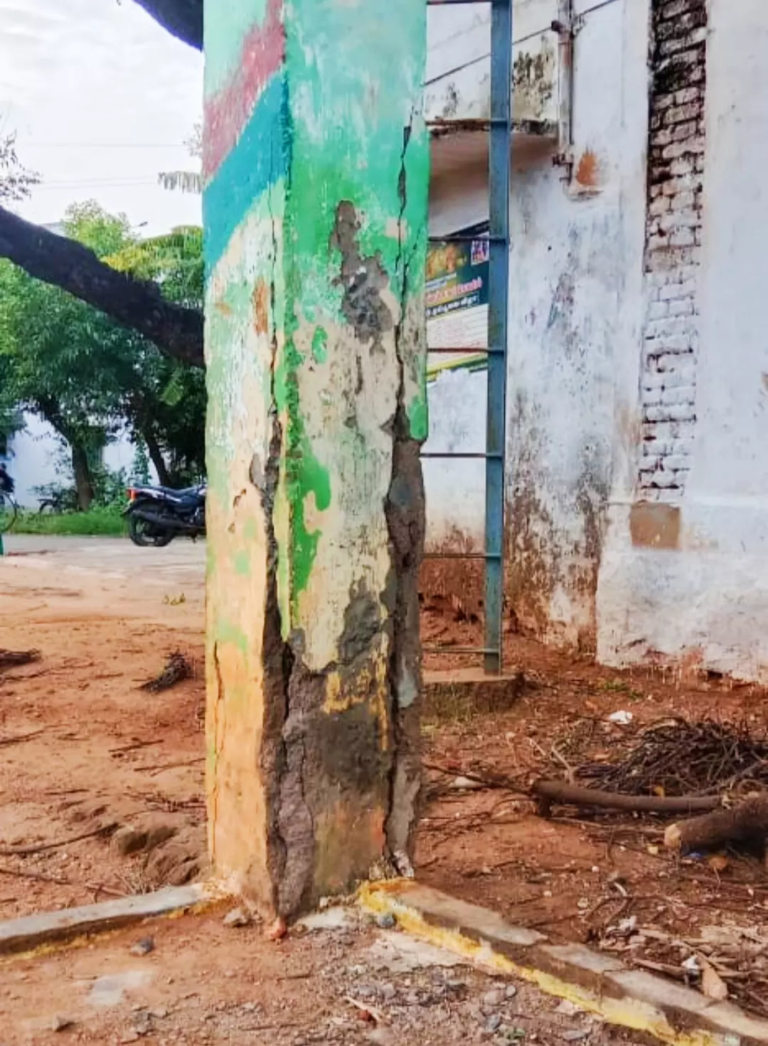 சிதிலமடைந்த நீர்த்தேக்க தொட்டி