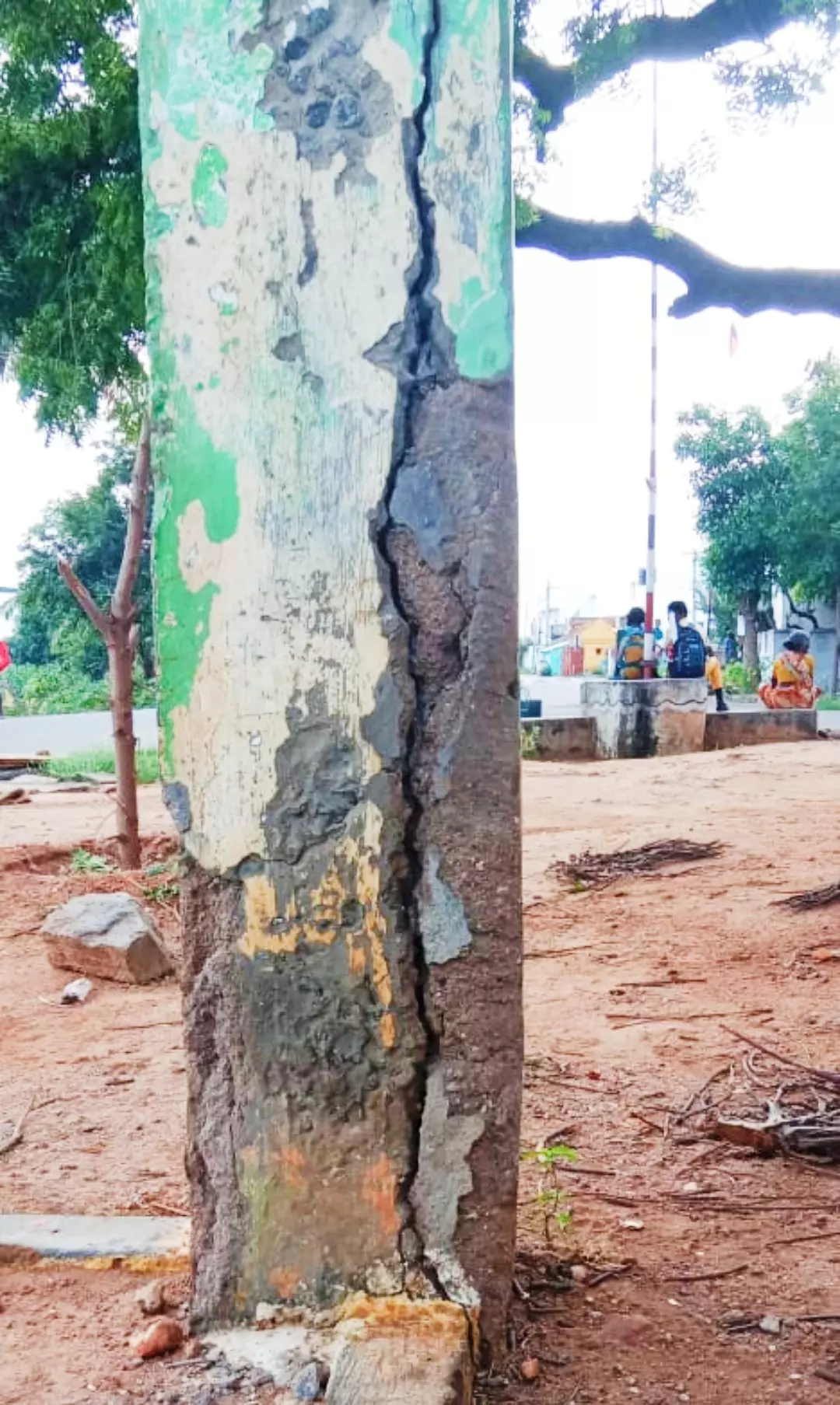 சிதிலமடைந்த நீர்த்தேக்க தொட்டி