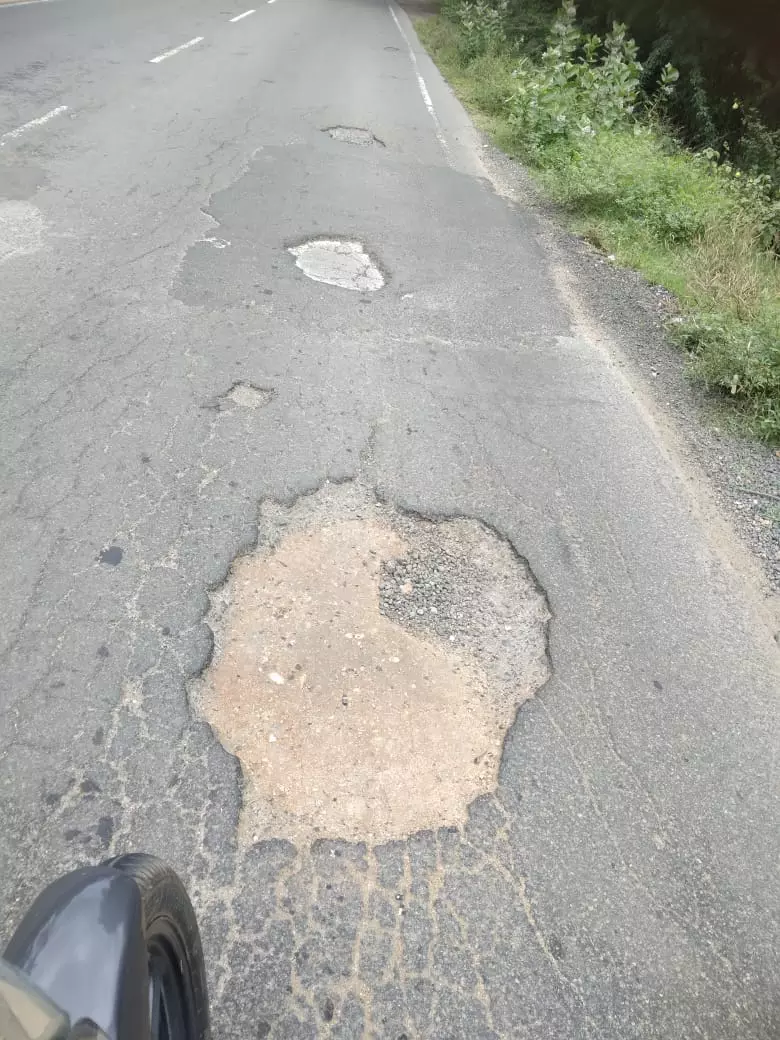 குண்டும், குழியுமான சாலை