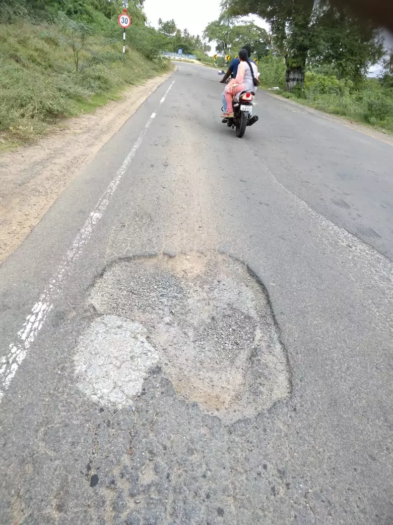 குண்டும், குழியுமான சாலை