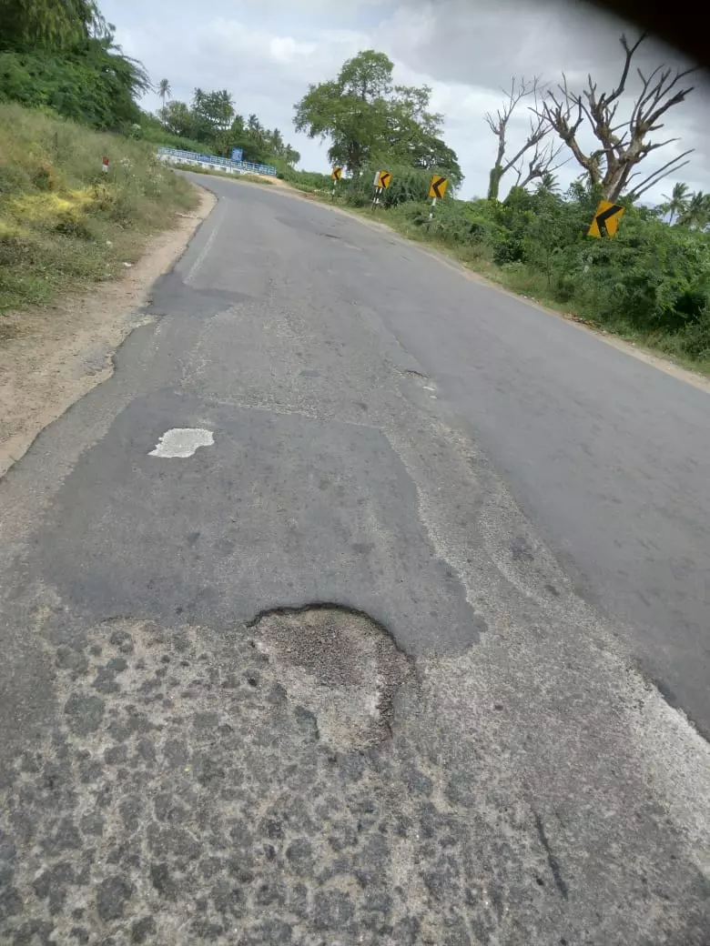 குண்டும், குழியுமான சாலை