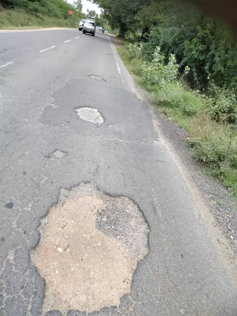 குண்டும், குழியுமான சாலை