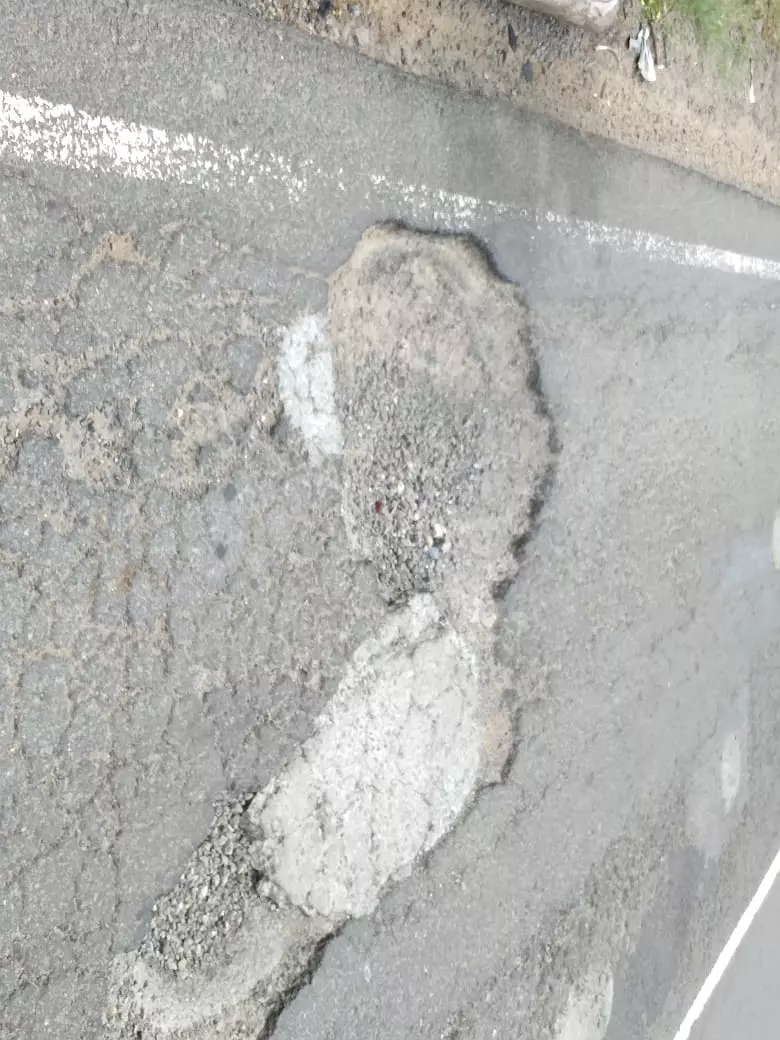 குண்டும், குழியுமான சாலை