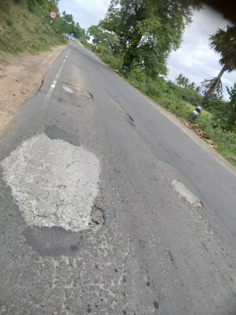 குண்டும், குழியுமான சாலை