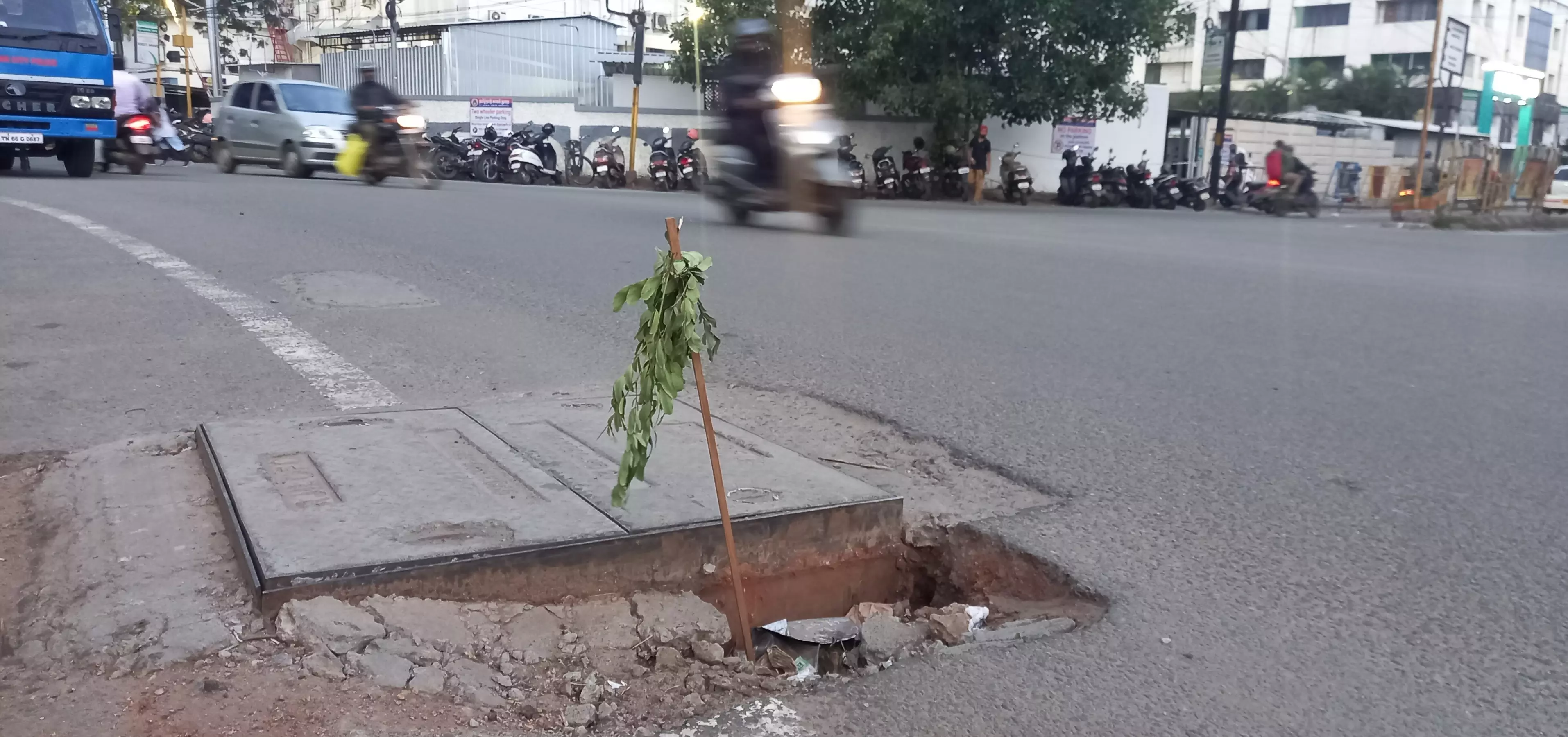 திறந்து கிடக்கும் பாதாள சாக்கடை