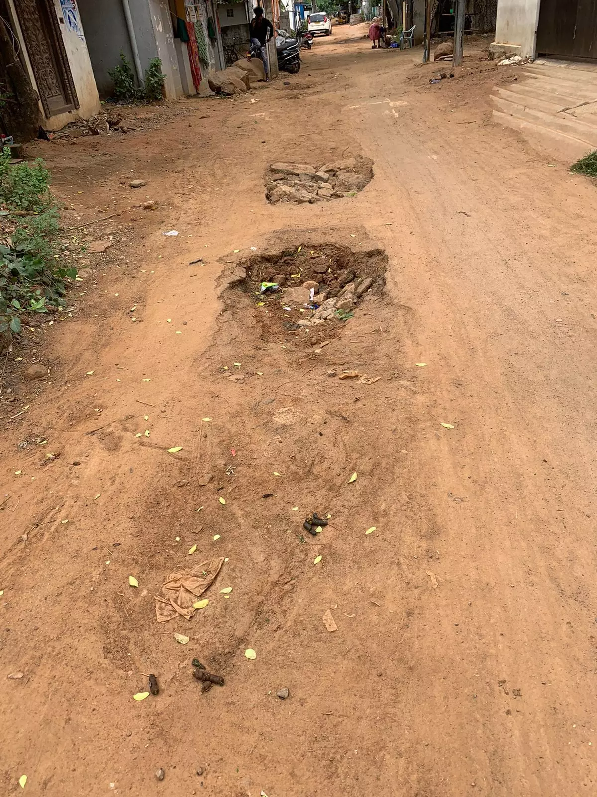 சாலையில் மூடப்படாத பள்ளங்கள்