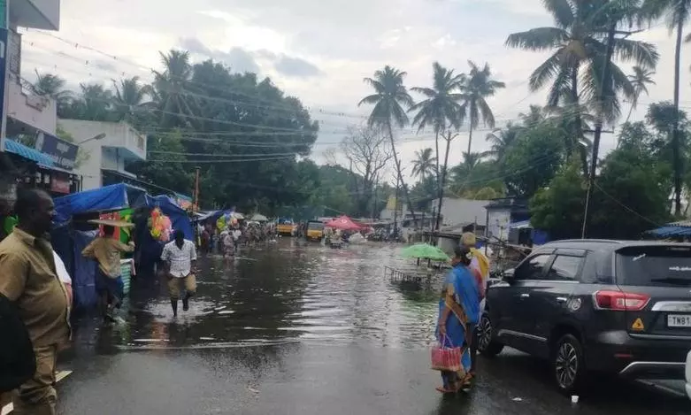 சாலையில் தேங்கும் மழைநீர் சாலையில் தேங்கும் மழைநீர்