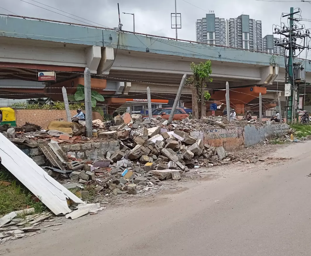 சாலையோரம் கிடக்கும் கற்குவியல்