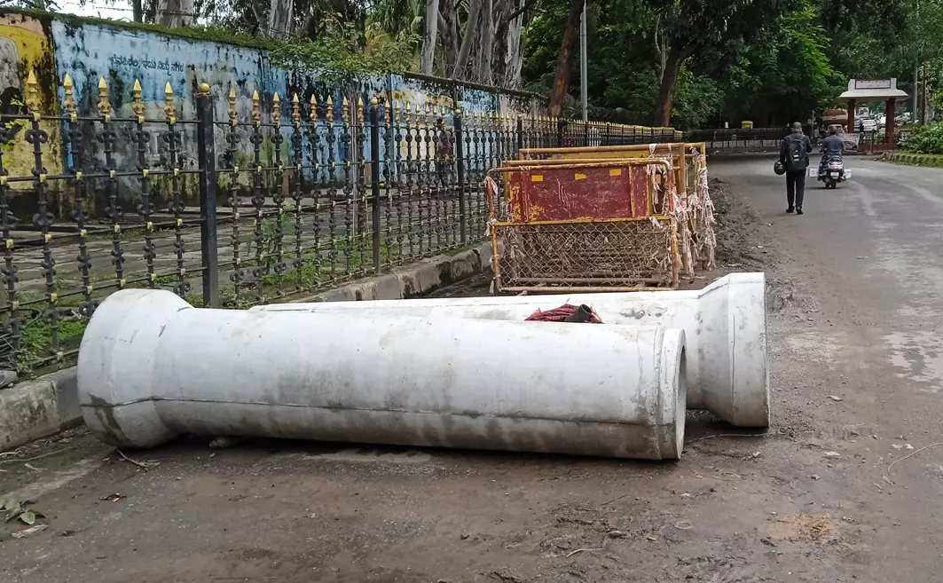 ராட்சத குழாய்களால் வாகன ஓட்டிகள் அவதி