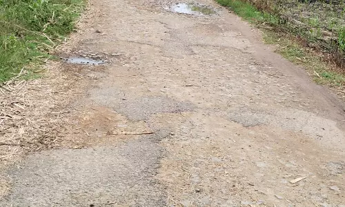 சேதமடைந்த சாலை சேதமடைந்த சாலை