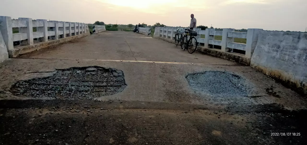 பாலத்தில் பள்ளம்