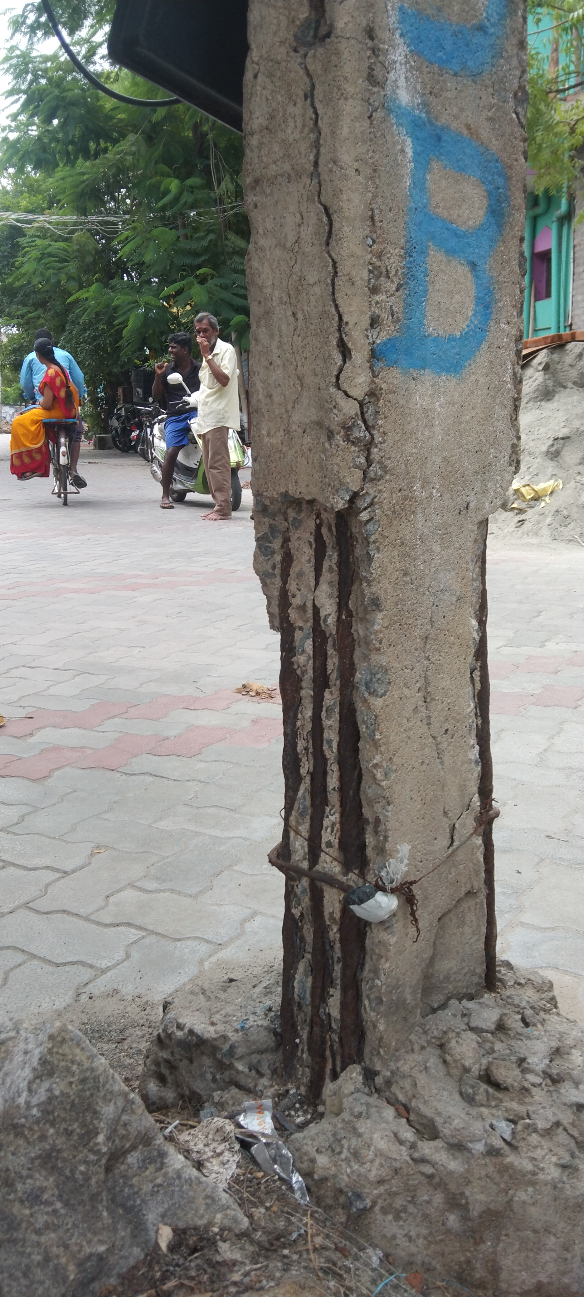 ஆபத்தான மின்கம்பம்