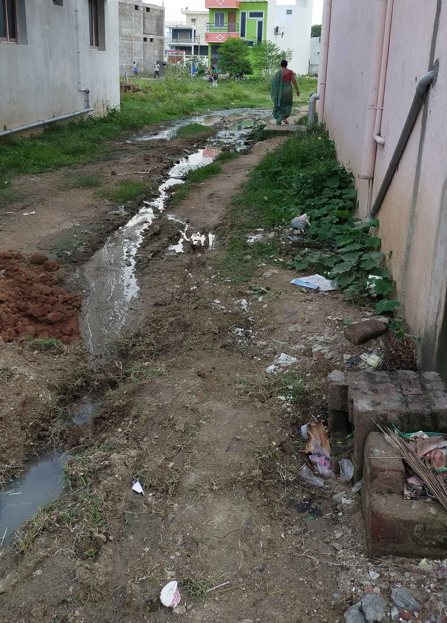 சாக்கடையாக மாறிய தெருக்கள்